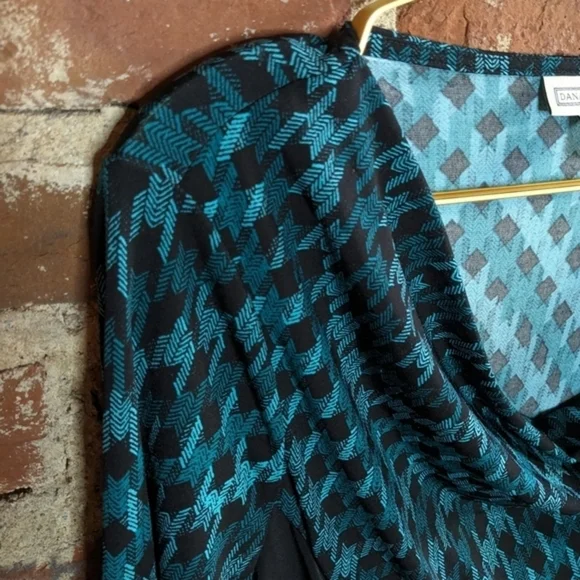 Dana Buchman Medium Green & Black Long Sleeve Shirt w/ Ruching - Picture 2 of 10